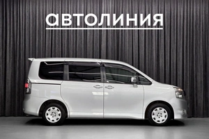 Минивэн Toyota Voxy 2010 года, 1390000 рублей, Красноярск