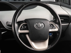 Лифтбек Toyota Prius 2016 года, 1829000 рублей, Тюмень