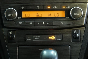 Седан Toyota Avensis 2009 года, 1049000 рублей, Омск