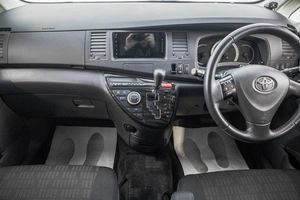 Минивэн Toyota Isis 2011 года, 1299000 рублей, Барнаул