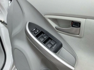 Лифтбек Toyota Prius 2015 года, 1290000 рублей, Барнаул