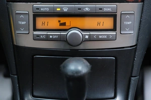 Седан Toyota Avensis 2003 года, 559000 рублей, Омск