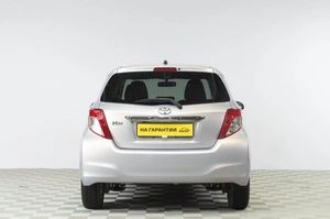 Хетчбэк Toyota Vitz 2013 года, 799000 рублей, Челябинск