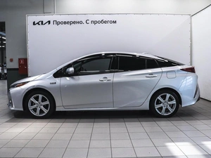 Лифтбек Toyota Prius 2017 года, 2080000 рублей, Красноярск