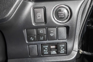 Минивэн Toyota Voxy 2018 года, 2649000 рублей, Барнаул