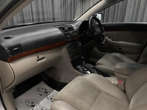 Седан Toyota Avensis 2005 года, 799000 рублей, Красноярск