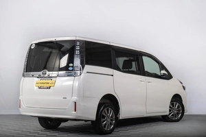 Минивэн Toyota Voxy 2014 года, 2019000 рублей, Томск