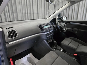 Минивэн Volkswagen Sharan 2012 года, 999000 рублей, Красноярск