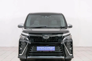 Минивэн Toyota Voxy 2018 года, 1899000 рублей, Красноярск