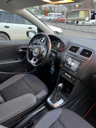 Седан Volkswagen Polo 2019 года, 1050000 рублей, Красноярск