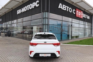 Седан Kia Rio 2019 года, 1550000 рублей, Мирное