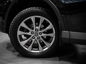 Внедорожник Toyota RAV4 2017 года, 2429000 рублей, Тюмень