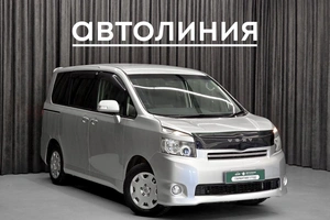 Минивэн Toyota Voxy 2010 года, 1390000 рублей, Красноярск
