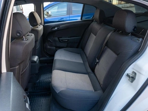 Седан Opel Astra 2011 года, 729000 рублей, Саратов