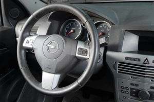 Седан Opel Astra 2012 года, 729000 рублей, Тюмень