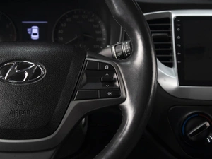 Седан Hyundai Solaris 2017 года, 1220000 рублей, Омск