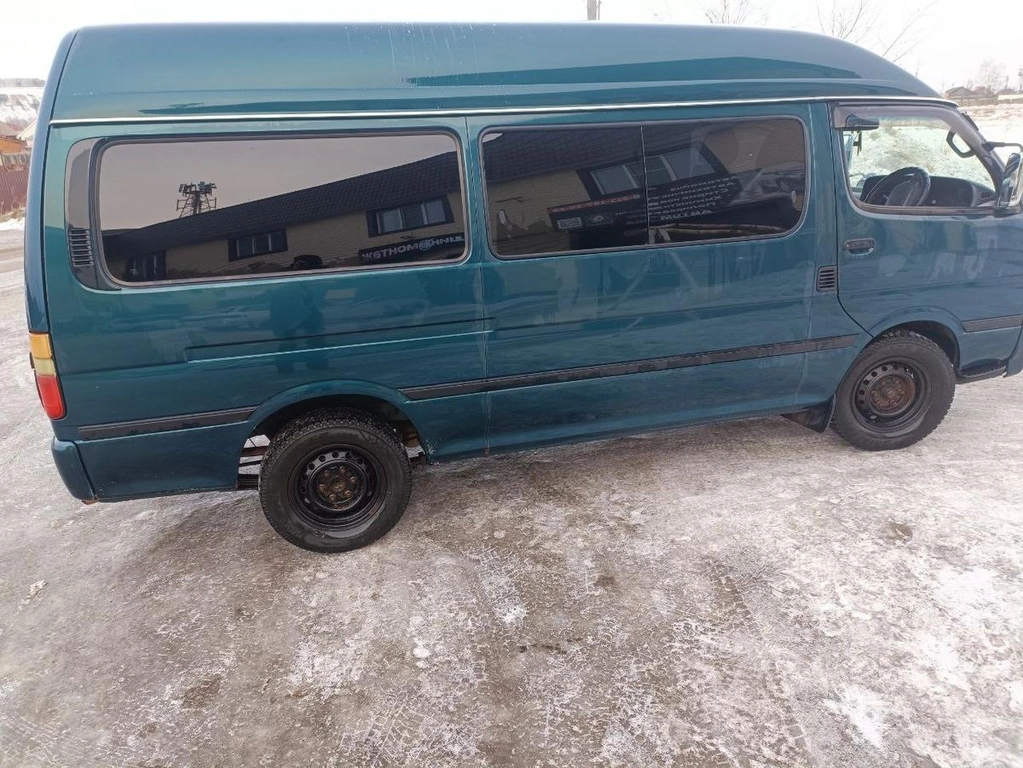 Минивэн Toyota Hiace 2002 года, 650000 рублей, Емельяново