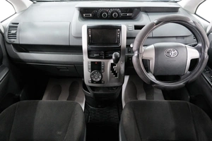 Минивэн Toyota Voxy 2008 года, 1179000 рублей, Омск