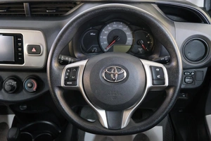 Хетчбэк Toyota Vitz 2014 года, 819000 рублей, Омск