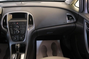 Универсал Opel Astra 2013 года, 989000 рублей, Омск