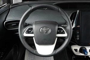 Лифтбек Toyota Prius 2017 года, 2489000 рублей, Тюмень