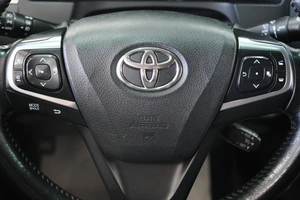 Седан Toyota Camry 2017 года, 2549000 рублей, Омск