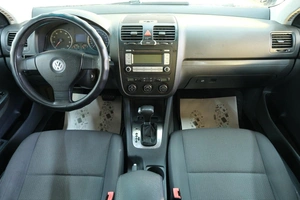 Седан Volkswagen Jetta 2006 года, 599000 рублей, Омск