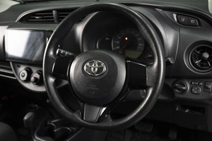 Хетчбэк Toyota Vitz 2019 года, 990000 рублей, Омск