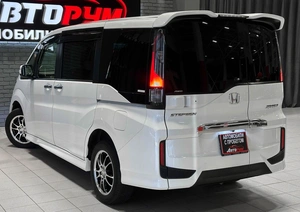 Минивэн Honda Stepwgn Spada 2017 года, 1987000 рублей, Красноярск