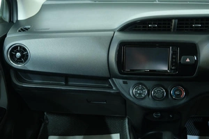Хетчбэк Toyota Vitz 2015 года, 1199000 рублей, Омск