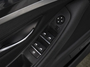 Седан BMW 5 серия 2013 года, 1750000 рублей, Омск