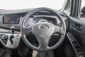 Минивэн Toyota Isis 2012 года, 1399000 рублей, Барнаул