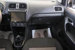 Седан Volkswagen Polo 2011 года, 829000 рублей, Омск