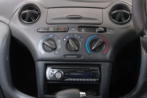 Хетчбэк Toyota Vitz 2002 года, 429000 рублей, Омск