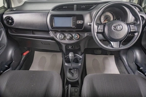 Хетчбэк Toyota Vitz 2017 года, 1049000 рублей, Томск