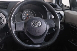 Хетчбэк Toyota Vitz 2013 года, 739000 рублей, Томск