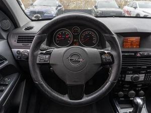 Седан Opel Astra 2013 года, 799000 рублей, Саратов