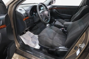 Седан Toyota Avensis 2005 года, 729000 рублей, Новокузнецк