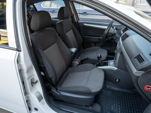 Седан Opel Astra 2011 года, 729000 рублей, Саратов