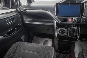 Минивэн Toyota Voxy 2018 года, 2649000 рублей, Барнаул