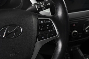 Седан Hyundai Solaris 2019 года, 1330000 рублей, Омск