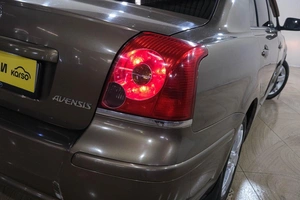 Седан Toyota Avensis 2005 года, 729000 рублей, Новокузнецк