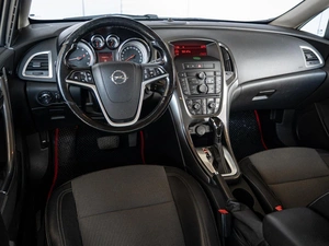 Хетчбэк Opel Astra 2012 года, 895000 рублей, Краснодар