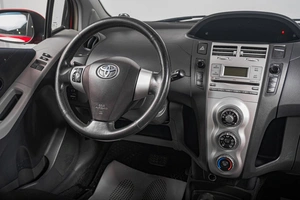 Хетчбэк Toyota Yaris 2006 года, 579000 рублей, Томск