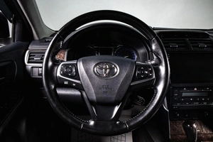Седан Toyota Camry 2017 года, 2729000 рублей, Сургут