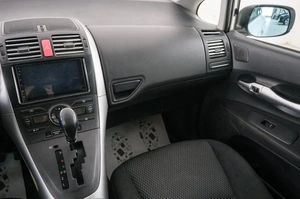 Хетчбэк Toyota Auris 2010 года, 879000 рублей, Красноярск