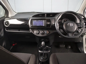 Хетчбэк Toyota Vitz 2019 года, 1310777 рублей, Омск