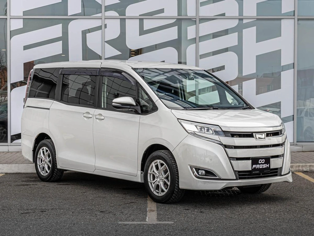Минивэн Toyota Noah 2019 года, 2300000 рублей, Краснодар