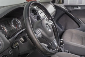 Внедорожник Volkswagen Tiguan 2013 года, 899000 рублей, Томск