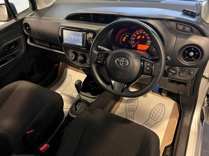 Хетчбэк Toyota Vitz 2018 года, 949000 рублей, Красноярск